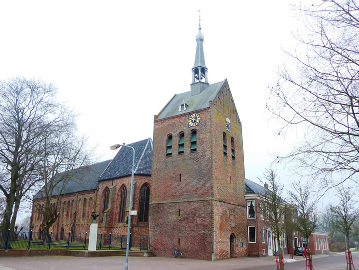 13e eeuwse kerk van 't Zandt met losstaande toren. Rechts de oude herberg die tot 1899 ook als gemeentehuis werd gebruikt.